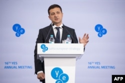 El presidente de Ucrania, Volodímir Zelensky, se dirige el 13 de septiembre a los delegados de un foro estratégico en Kiev (Foto: AFP).