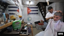 Un barbero trabaja en un local privado en La Habana. (Archivo)