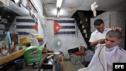 Un barbero trabaja en un local privado en La Habana. 