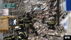 Los bomberos buscan entre los escombros tras la explosión de gas que derribó dos edificios en East Harlem, Nueva York.