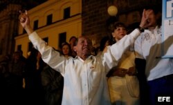 Un grupo de personas se reúne para celebrar el nuevo acuerdo de paz en la Plaza de Bolívar de Bogotá.