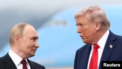 El presidente de EEUU, Donald Trump, se reúne con el mandatario ruso, Vladímir Putin, para negociar el fin de la guerra en Ucrania durante una cumbre en la Base Conjunta Elmendorf-Richardson en Alaska, el 15 de agosto de 2025.