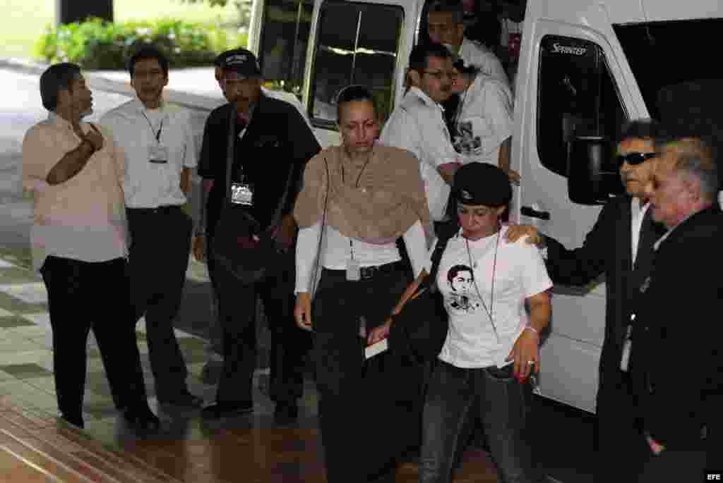 La integrante holandesa de las Fuerzas Armadas Revolucionarias de Colombia (FARC), Tanja Nijmeijer (c), alias &quot;Eillen&quot; o &quot;Alexandra&quot; es vista a su llegada junto con Ricardo T&eacute;llez (d), alias &quot;Rodrigo Granda&quot; y Seuxis Paucias Hern&aacute;ndez Solarte.