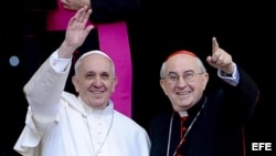 El papa Francisco (i) y el cardenal Agostino Vallini (d) saludan al salir de la basílica de Santa María la Mayor en Roma, Italia. 