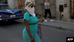 Una mujer toma precauciones ante la propagación del coronavirus en Cuba. (Yamil Lage/AFP)