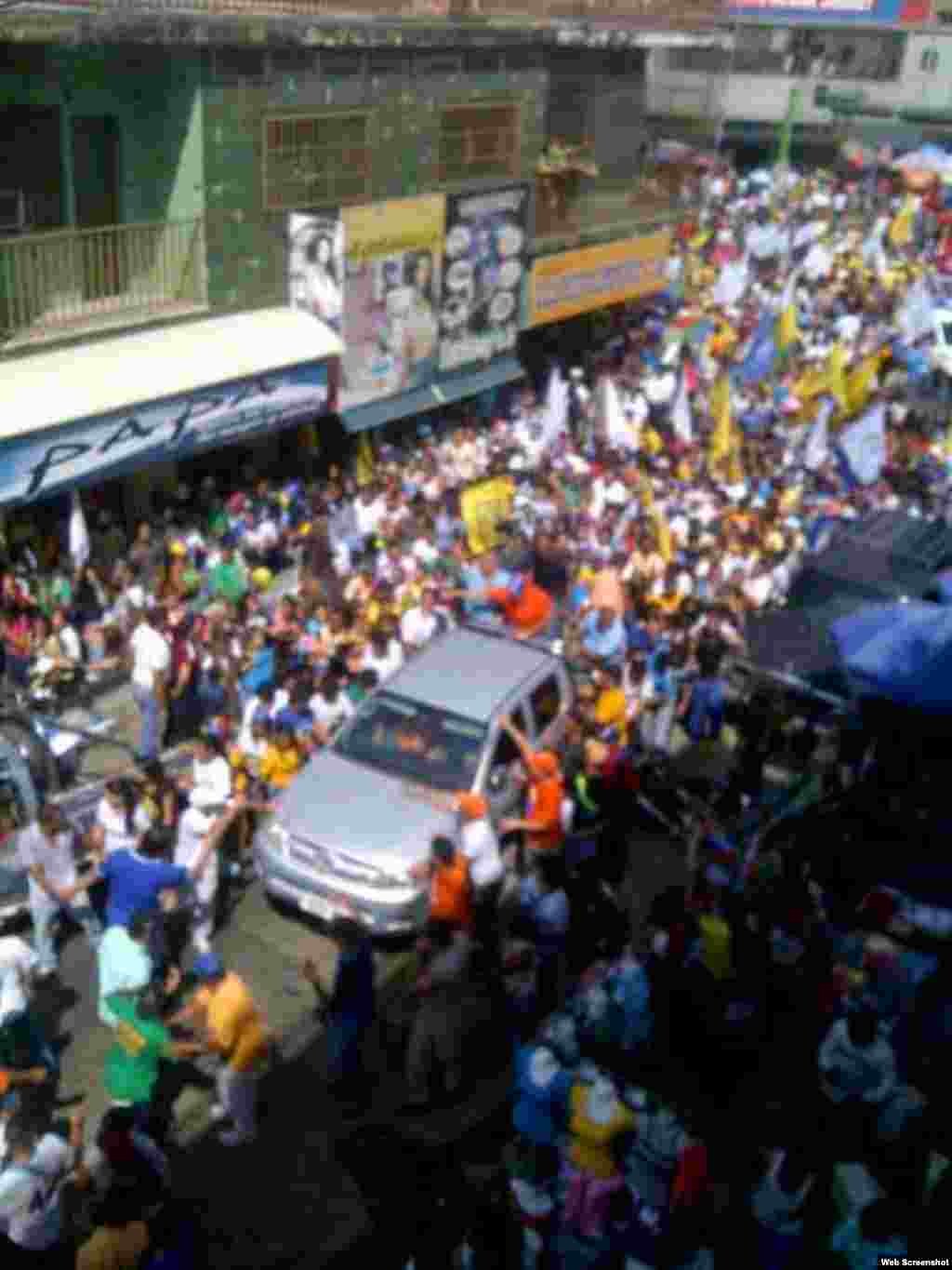 Imágenes de las manifestaciones en Caracas (@HCapriles)