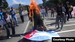 La protesta era contra el Tribunal Supremo, pero el muñeco quemado representaba a Fidel Castro (Foto El Nacional)
