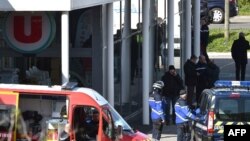Fuerzas de seguridad francesas alrededor del supermercado Super U de Trebes, después de que fuera abatido el terrorista que ejecutó una toma de rehenes.