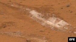 Imagen cedida por la NASA que muestra una mancha descubierta en Marte en abril de 2007 por la exploración Rover Spirit, tan rica en sílice que los científicos proponen que en ese lugar hubo agua