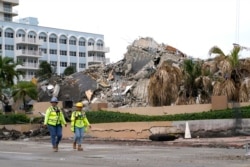 Escombros y restos del Champlain Towers South, en Surfside, Florida. (Carl Juste/Miami Herald via AP)