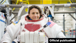 La astronauta cubanoamericana Serena Auñón, lista para un entrenamiento de caminata espacial. (NASA)