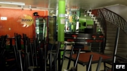 Vista del local en el que funciona un restaurante y un cibercafé desde donde un grupo de la inteligencia militar interceptó comunicaciones de datos contenida en correos y en mensajería instantánea en Bogotá (Colombia). El presidente de Colombia, Juan Manu