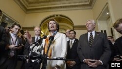 La líder de la Minoría de la Cámara de Representantes Nancy Pelosi, y otros demócratas del Congreso hablan con la prensa hoy, martes 1ro de octubre de 2013, en Washington tras comenzar el nuevo año fiscal sin un acuerdo presupuestario.