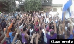 Colombianos y migrantes cubanos protestan en Turbo contra las anunciadas deportaciones de estos últimos.