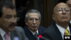 Una mujer duerme entre sus pertenencias en espera de la mudanza. 