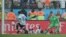 Lionel Messi (Argentina) anota de penal frente a Holanda.
