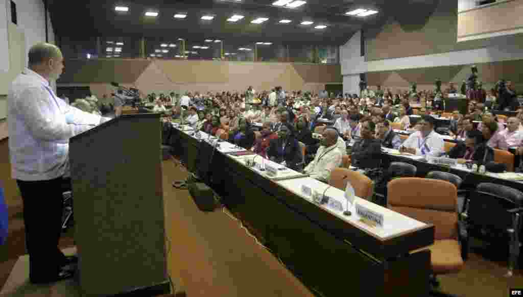 El ministro cubano de Salud Pública, Roberto Morales (i), participa hoy, miércoles 29 de octubre de 2014, en la reunión técnica de especialistas y directivos para la prevención del Ébola, en La Habana (Cuba).