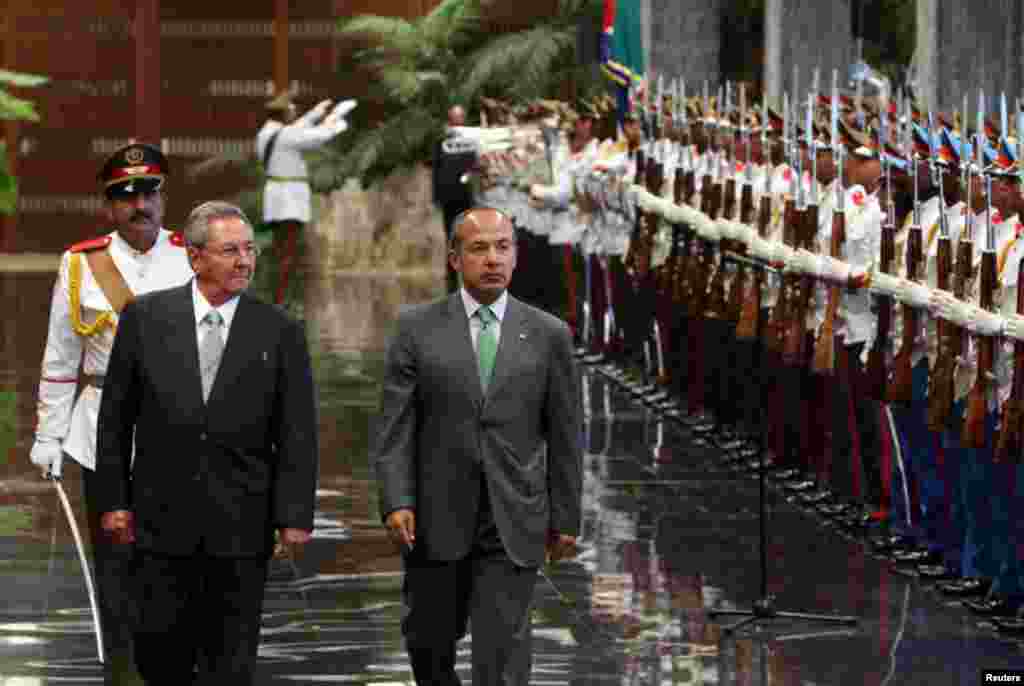  Calderón, quien cumple una visita de menos de 24 horas a la isla, fue recibido con honores militares en el Palacio de la Revolución de La Habana, al final de la tarde.