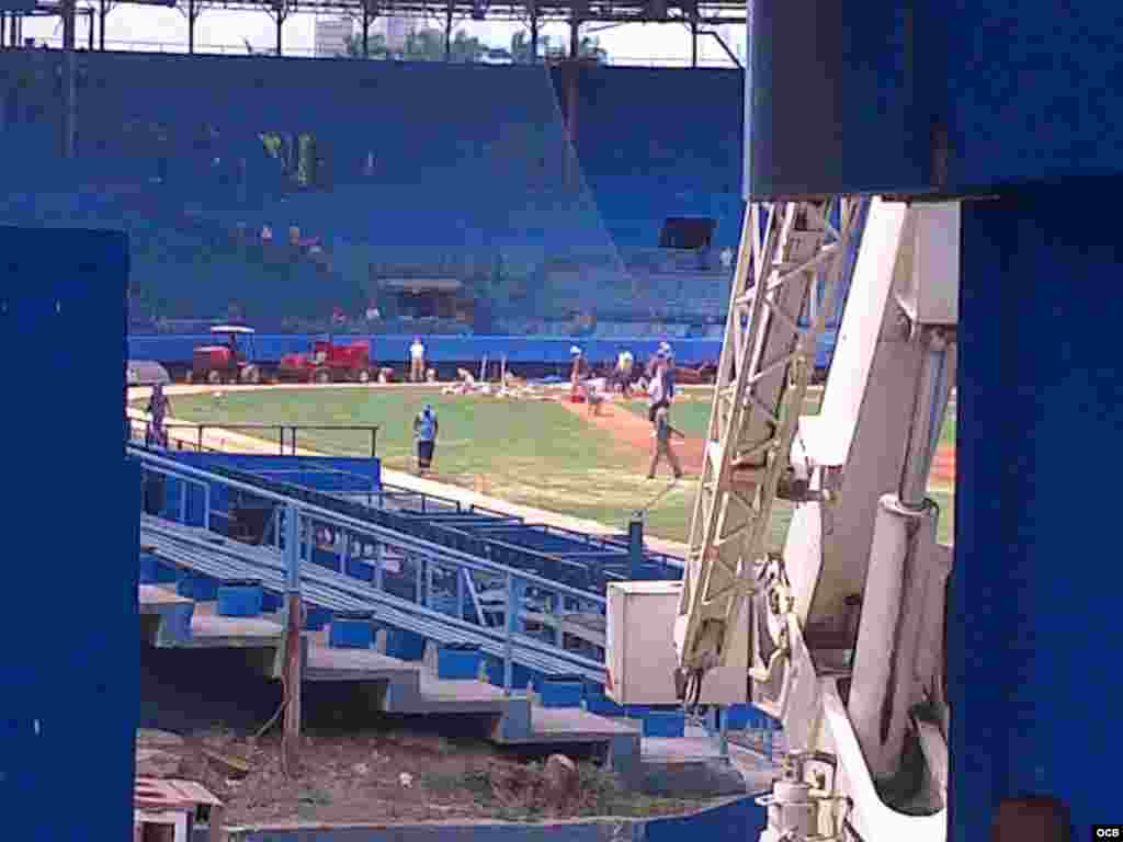 Intensas labores de reparación dentro del estadio Latinoamericano.