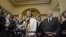 La líder de la Minoría de la Cámara de Representantes Nancy Pelosi, y otros demócratas del Congreso  hablan con la prensa hoy, martes 1ro de octubre de 2013, en Washington tras comenzar el nuevo año fiscal sin un acuerdo presupuestario.