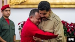 El presidente de la Asamblea Nacional (AN-Parlamento), el oficialista Diosdado Cabello (i), abraza al presidente de Venezuela, Nicolás Maduro (d). 