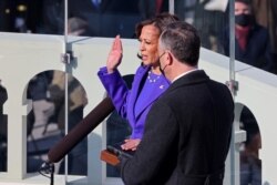Kamala Harris juramenta como vicepresidenta de los Estados Unidos, y su esposo Doug Emhoff sostiene la biblia durante la investidura de Joe Biden como el 46º presidente de los Estados Unidos. Tasos Katopodis / Pool a través de REUTERS