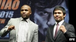 El boxeador estadounidense Floyd Mayweather Jr. (i) y el boxeador filipino Manny Pacquiao posaron durante una rueda de prensa el 11 de marzo de 2015, en Los Ángeles, California (EEUU).