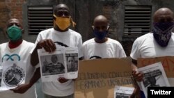 Activistas manifiestan su solidaridad con el científico cubano Ariel Ruiz Urquiola. 