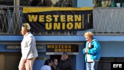 ARCHIVO. Un grupo de personas hace fila en una oficina de Western Union.