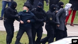 Arrestos y represión en Minsk, el 15 de noviembre de 2020. (AP Photo).