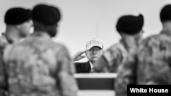 El presidente Donald Trump preside la ceremonia de traslado digno de los soldados estadounidenses caídos en la operación "Furia Épica" contra Irán.