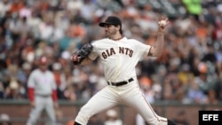 El jugador de los Gigantes Barry Zito en acción ante los Filis durante el juego de la MLB en el AT&T Park de San Francisco, California (EEUU). 