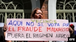 Una mujer se manifiesta en rechazo a la Asamblea Constituyente. EFE. Archivo.