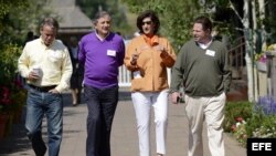 (De izquierda a derecha) El vicepresidente de Activision Blizzard, Brian Kelly, el presidente del consejo de administración de Vivendi, Jean-Rene Fourtou, la vicepresidente ejecutiva y director general de Allen & Company, y el director ejecutivo, presiden