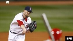 El lanzador de los Medias Rojas de Boston John Lackey lanza una bola contra los Cardenales de San Luis.