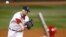El lanzador de los Medias Rojas de Boston John Lackey lanza una bola contra los Cardenales de San Luis.