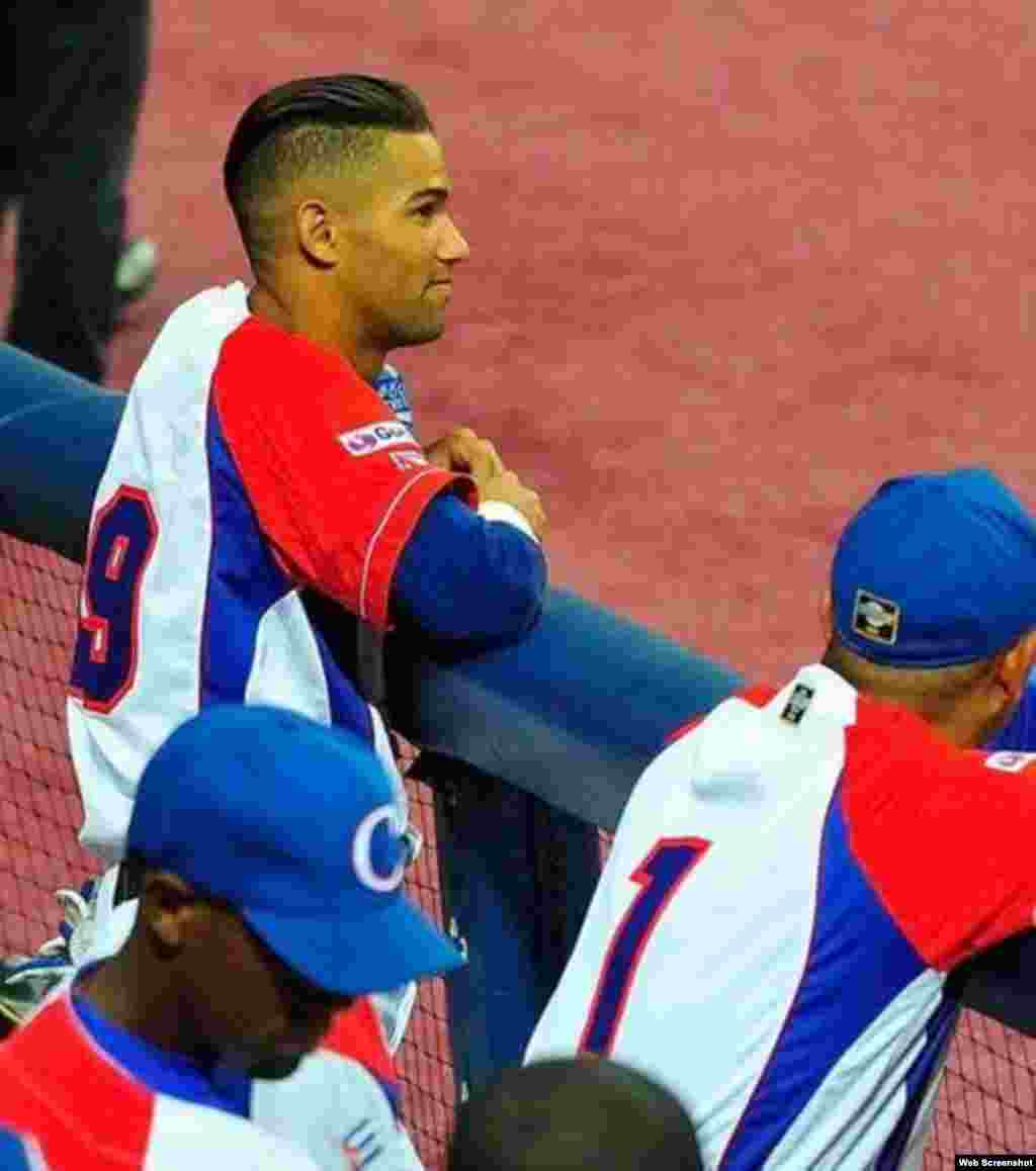 Los Azulejos de Toronto contrataron al pelotero cubano Lourdes Gurriel Jr. por siete años y $22 millones. Lourdes Jr. bateó para .277 en cinco Series Nacionales en Cuba. &nbsp;