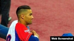 Los Azulejos de Toronto contrataron al pelotero cubano Lourdes Gurriel Jr. por siete años y $22 millones.<br />
<br />
Lourdes Jr. bateó para .277 en cinco Series Nacionales en Cuba.<br />
&nbsp;