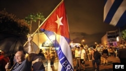 Exiliados cubanos celebran en las calles de Miami la muerte de Fidel Castro.