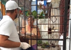 Un empleado del restaurante habanero Café Crystal entrega comida a domicilio (Foto compartida en Facebook/Giraldo Castillo).