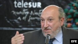 Fotografía de archivo. El director general de Telesur, Aram Aharonian, habla durante la presentación de la cadena, el jueves 9 de junio de 2005, en el National Press Building de Washington DC (EEUU).