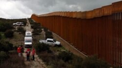Autoridades mexicanas levantan el cadáver de un cubano hallado en el muro fronterizo. (Facebook/Instituto Nacional de Inmigración)