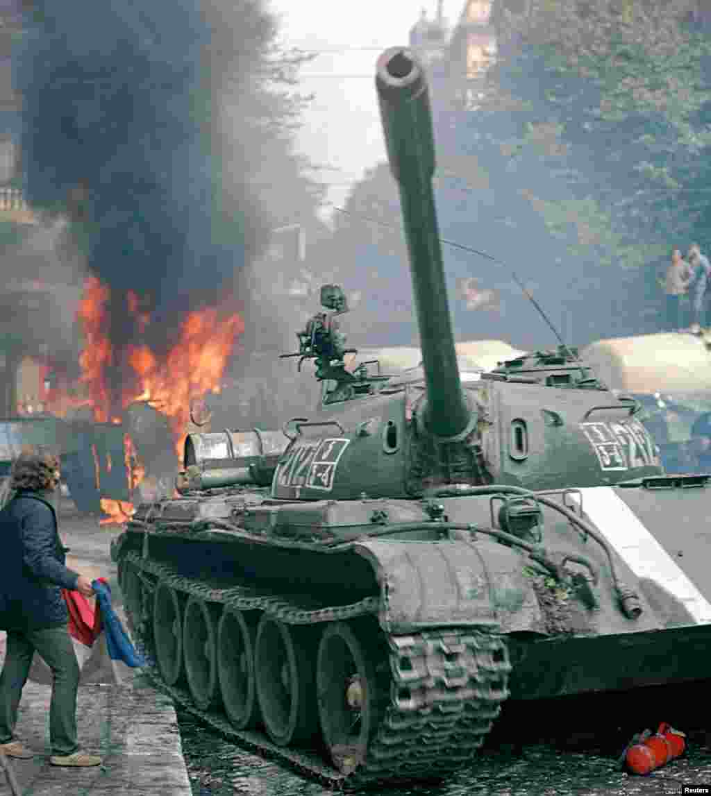 A medida que los tanques comenzaron a calentarse, Hajsky recuerda que muchos checos realmente intentaron advertir a los invasores. &quot;De repente, la gente comenzó a gritar: &#39;&iexcl;Fuera! &iexcl;Sal antes de que te suceda nada&#39;&quot;, dijo con una sonrisa triste. &quot;Ese era el poder genuinamente cómico de la situación, que aún había algo de empatía por ellos&quot;.