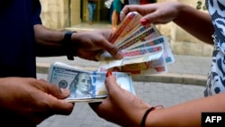 Una mujer cambia dólares en una calle de La Habana. (Yamil Lage/AFP)