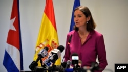 La ministra de turismo de España, Reyes Maroto habla durante una conferencia de prensa en La Habana. 