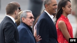 Raúl Castro despide al presidente de Estados Unidos, Barack Obama, y su familia en marzo de 2016. 