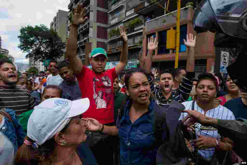 Un grupo de personas manifiestan contra miembros de la Guardia Nacional Bolivariana (GNB) hoy, jueves 2 de junio del 2016, en el centro de la ciudad de Caracas (Venezuela). La angustia por las varias horas de espera en filas interminables y el temor de no