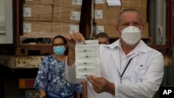 Emilio Fleitas Alonso, director de la empresa estatal cubana de suministros médicos, muestra un ejemplo de jeringas donadas por la organización "Amigos de Cuba desde Estados Unidos", en La Habana, Cuba, durante la pandemia de COVID-19. . (Foto AP / Ismael