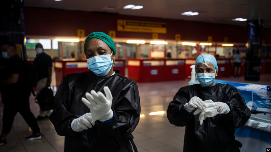 Empleados de Salud en el Aeropuerto Internacional José Martí. AP Photo/Ramon Espinosa