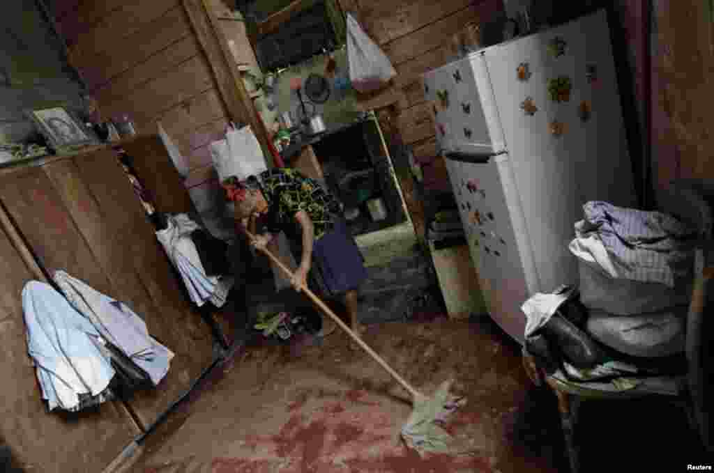 Emilia Rodríguez tiene 78 años y ha limpiado edificios públicos por más de tres décadas.